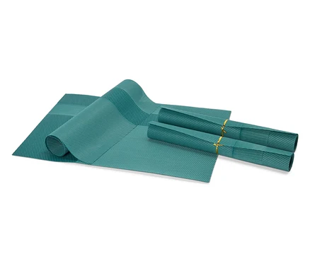 Sets de table turquoise, dont deux enroulés et fixés par un ruban doré, posés sur un fond blanc.