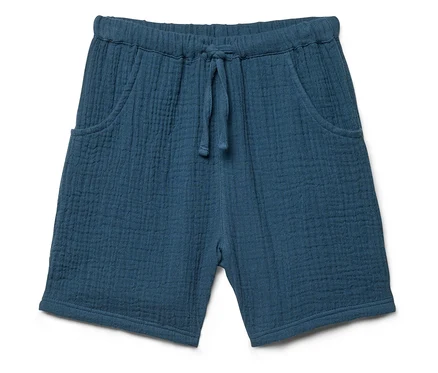 Short bleu avec cordon de serrage et poches.