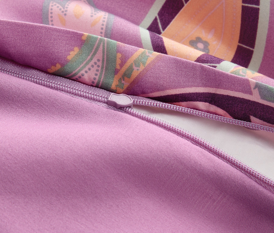 Gros plan d'une housse de couette partiellement ouverte avec fermeture éclair de couleur lilas à motif floral.