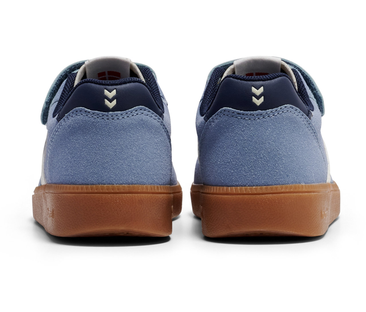 Vue arrière des baskets bleues hummel® Handball Perfekt CL JR avec semelles marron.