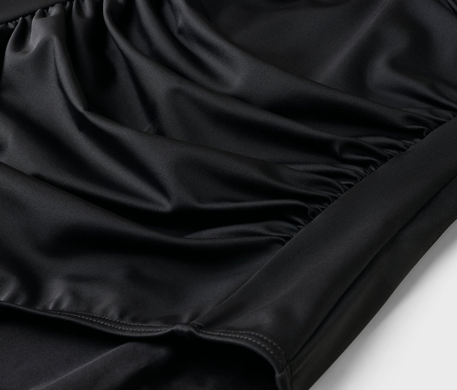 Gros plan sur un tissu noir drapé.