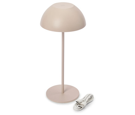 Lampe de table beige avec abat-jour en forme de dôme et câble de charge sur fond blanc.