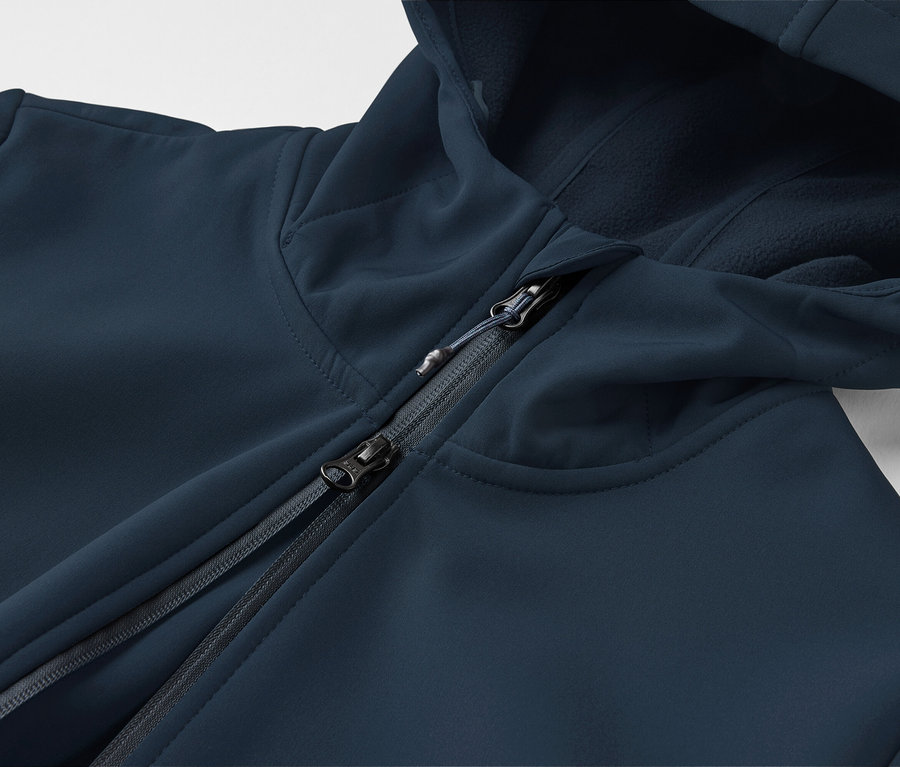 Gros plan d'un blouson à capuche bleu marine avec une fermeture éclair partiellement ouverte.