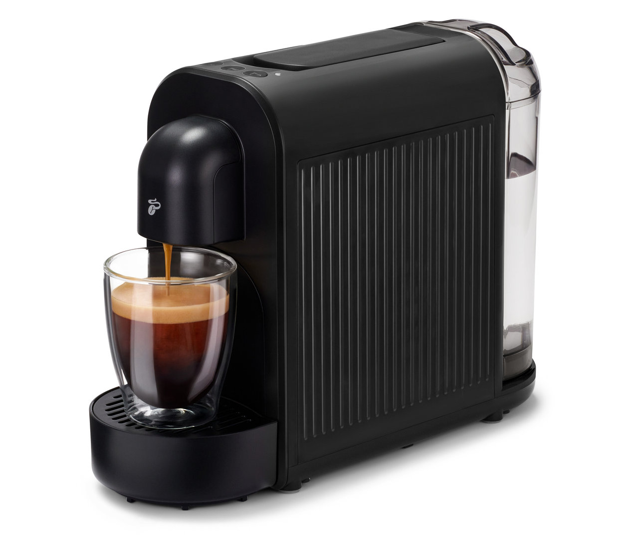 La machine à café noire Cafissimo now black verse du café dans un verre.