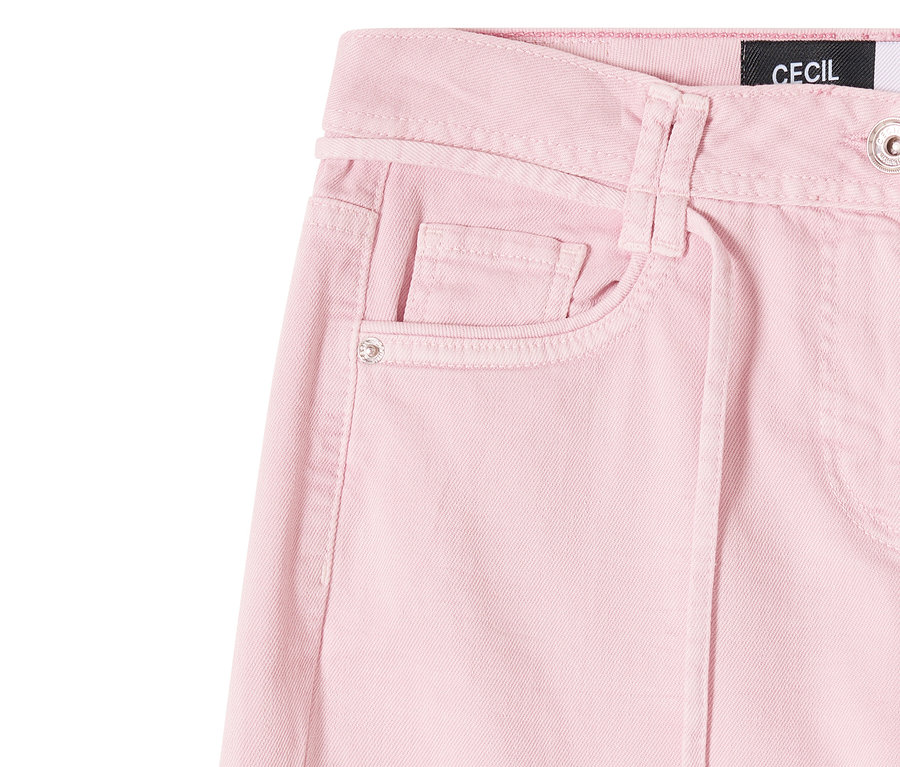 Gros plan sur un jean CECIL « Neele » rose avec poches et passants de ceinture.