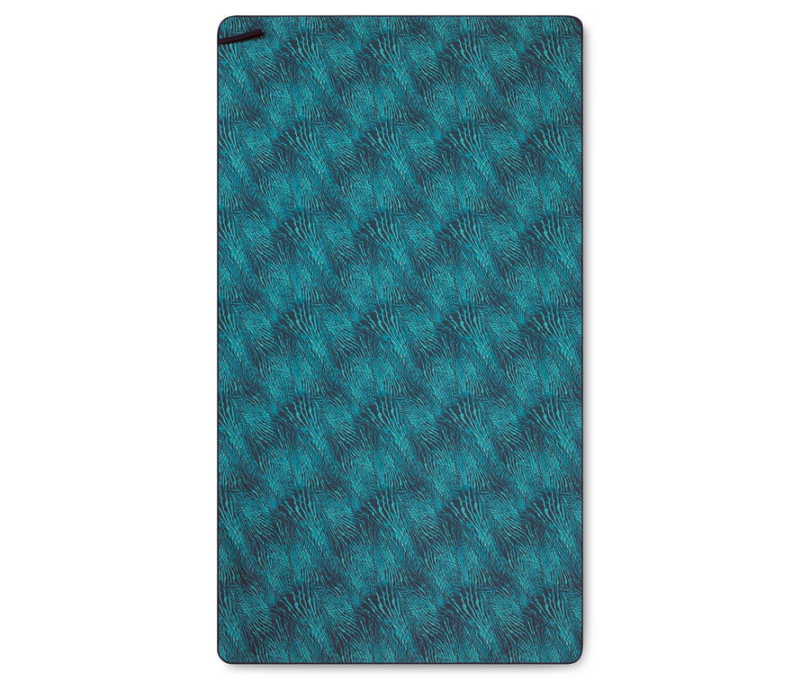 Un tapis de bain turquoise avec un motif abstrait posé sur un fond blanc.