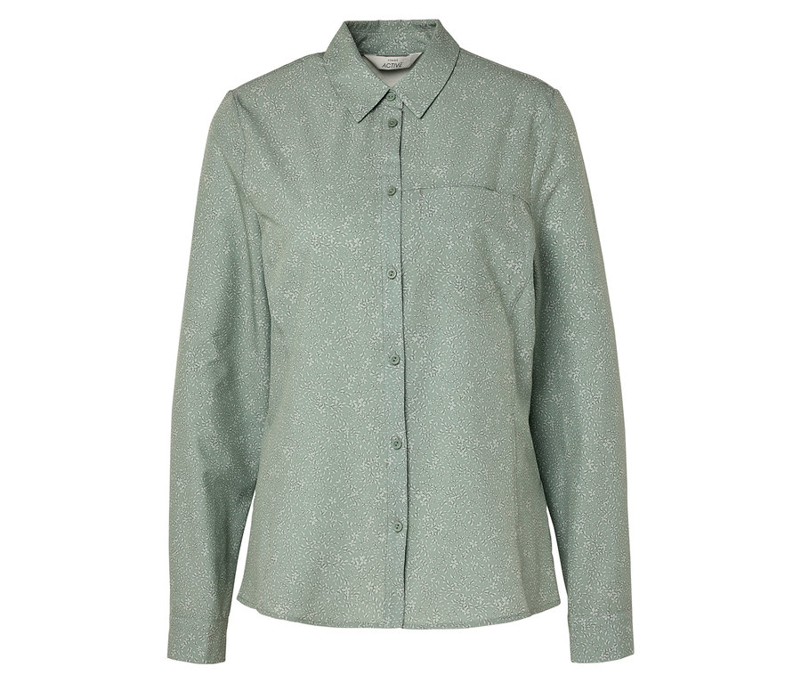 Une chemise vert clair à manches longues avec une fermeture boutonnée et une poche de poitrine, sur un fond blanc.