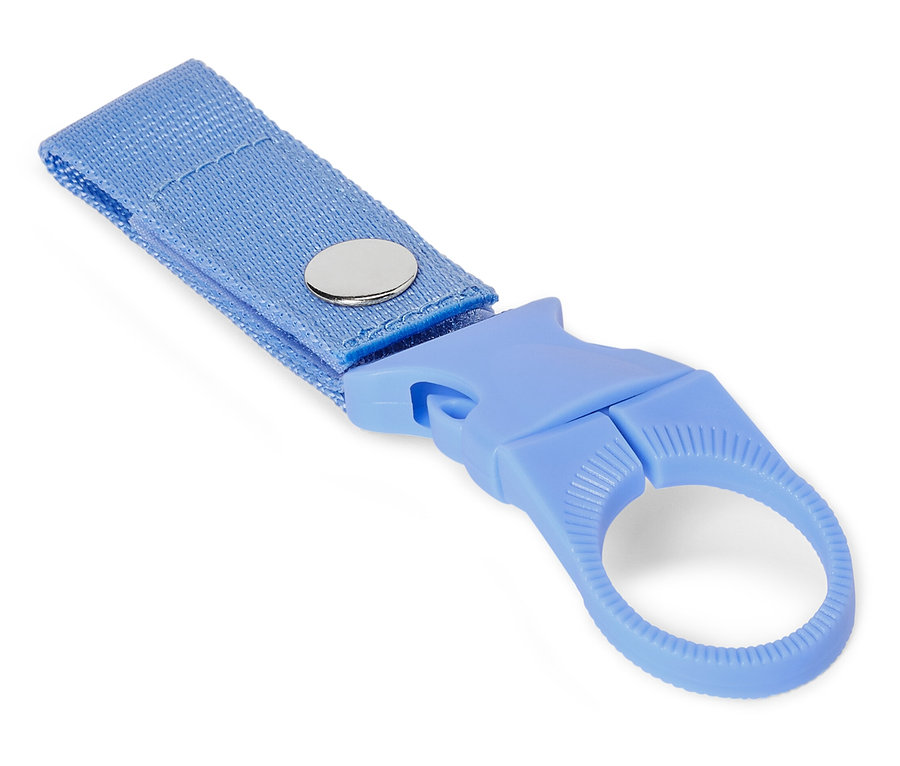 Gros plan d'un porte-clés bleu clair avec une sangle textile et un bouton argenté sur fond blanc.
