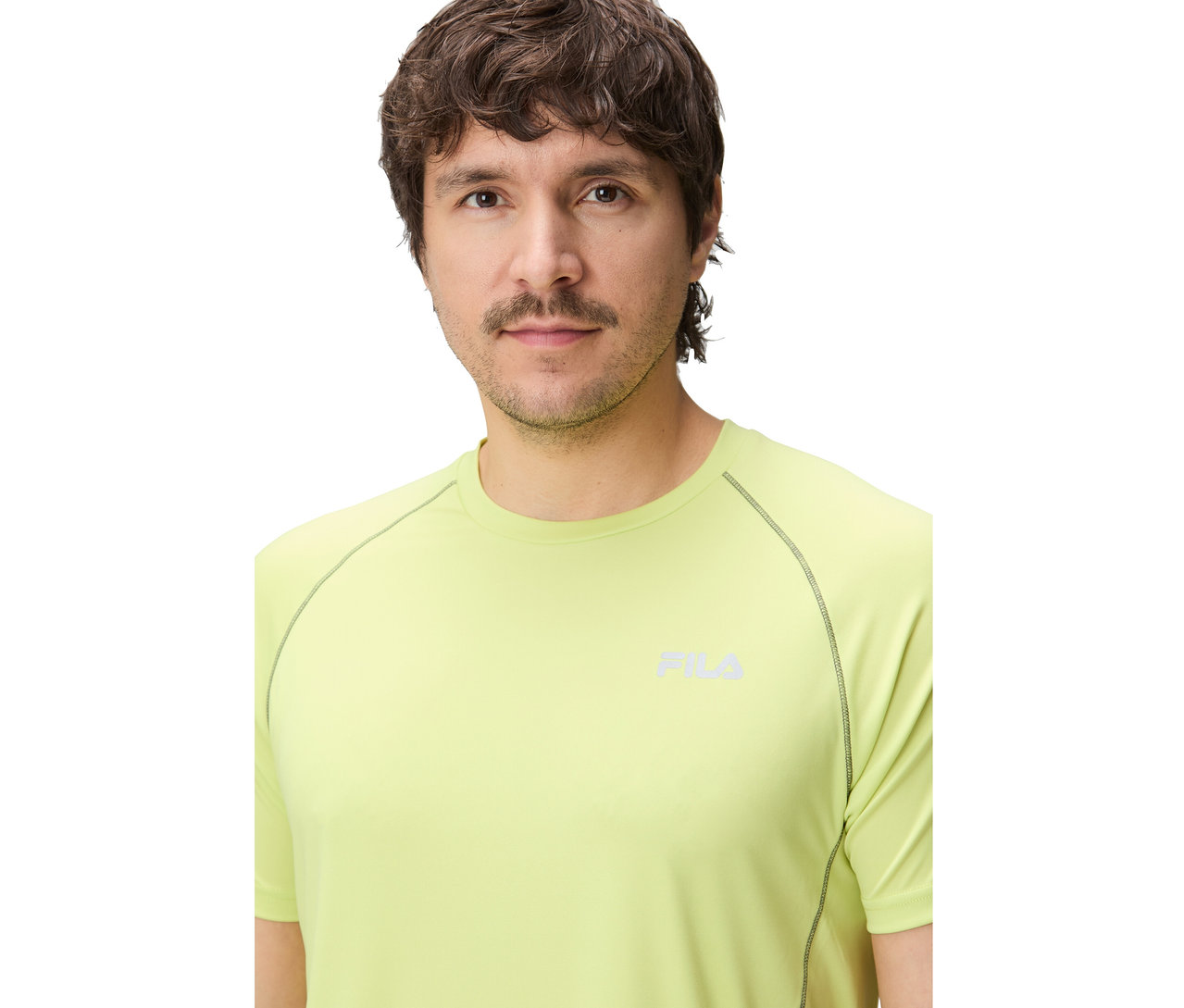 Un homme porte un t-shirt Fila vert clair.