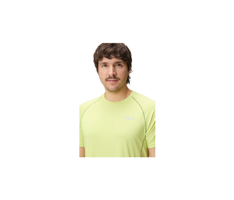 Homme portant un T-shirt technique pour homme FILA vert lime avec des coutures foncées et le logo FILA sur la poitrine.