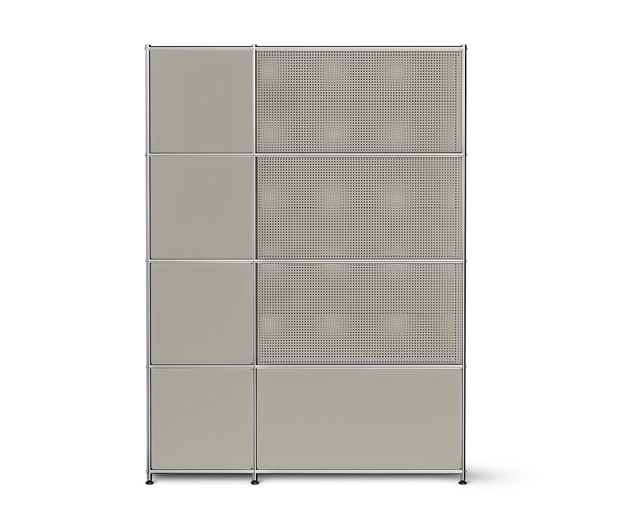 Étagère modulaire rectangulaire gris clair avec cadre métallique. Le côté gauche a quatre compartiments pleins, le côté droit trois compartiments perforés avec un motif circulaire et un compartiment plein en bas.