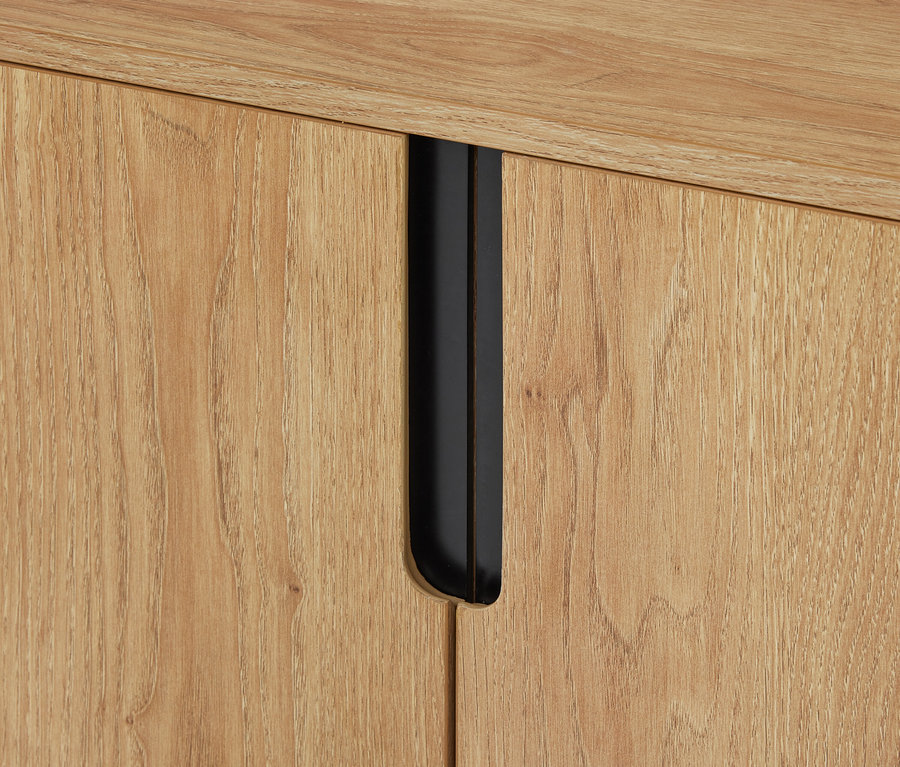 Gros plan sur un meuble en bois clair avec une poignée encastrée noire verticale entre deux portes.
