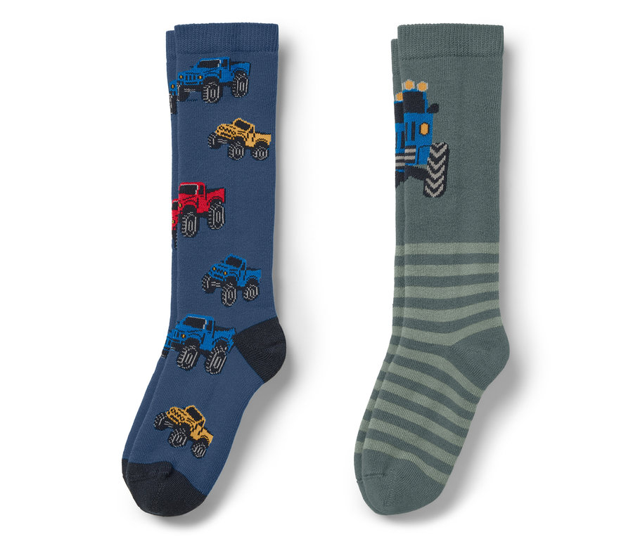 Deux chaussettes : une bleue avec des voitures et une grise avec des rayures et un tracteur.