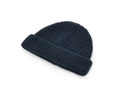 Bonnet tricoté bleu foncé avec motif côtelé et bord replié.