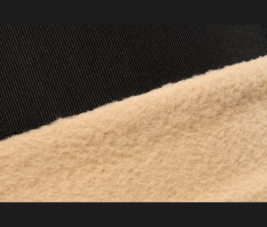 Tissu noir côtelé rencontrant en diagonale un tissu beige duveteux.