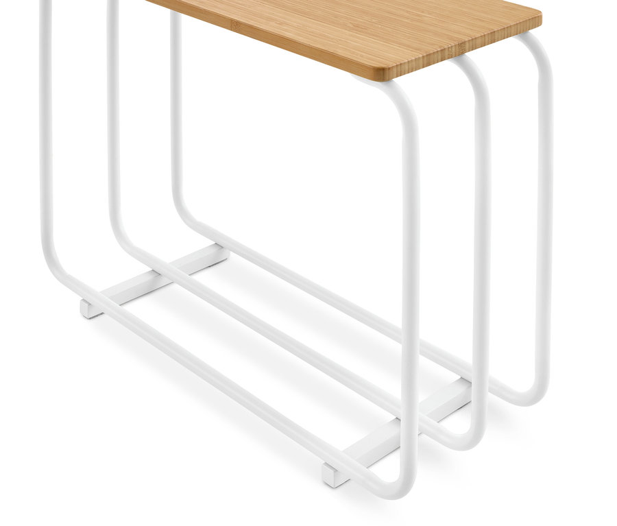 Table d'appoint moderne avec un plateau en bois clair et un cadre en métal blanc, dotée de trois pieds en forme de U et de deux barres de base horizontales.