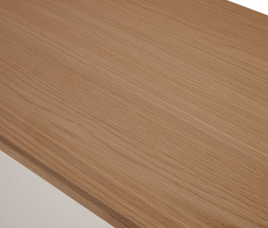 Surface en bois clair avec grain visible, une zone blanche est visible en bas à gauche.