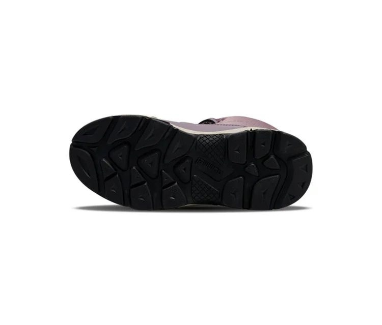 Vue de dessous d'une botte de neige hummel® Snow Boot Tex prune, montrant sa semelle noire texturée avec le nom de la marque « hummel » en relief.