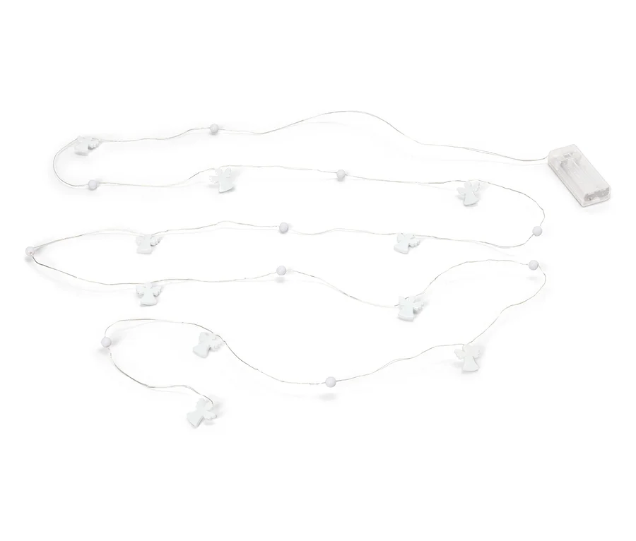 Une guirlande lumineuse avec de petites figurines d'anges blancs et des perles blanches, disposée en vagues sur un fond blanc. Un boîtier de piles blanc est visible à une extrémité.