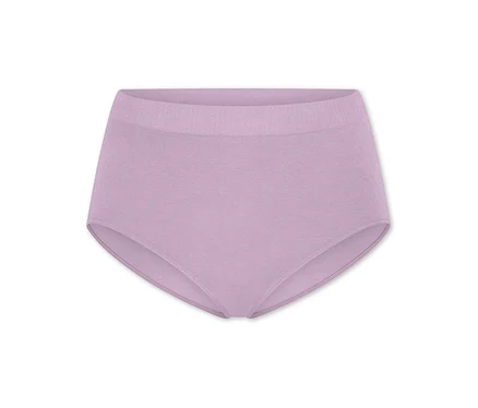 Une culotte taille haute lilas avec une ceinture côtelée, sur fond blanc.