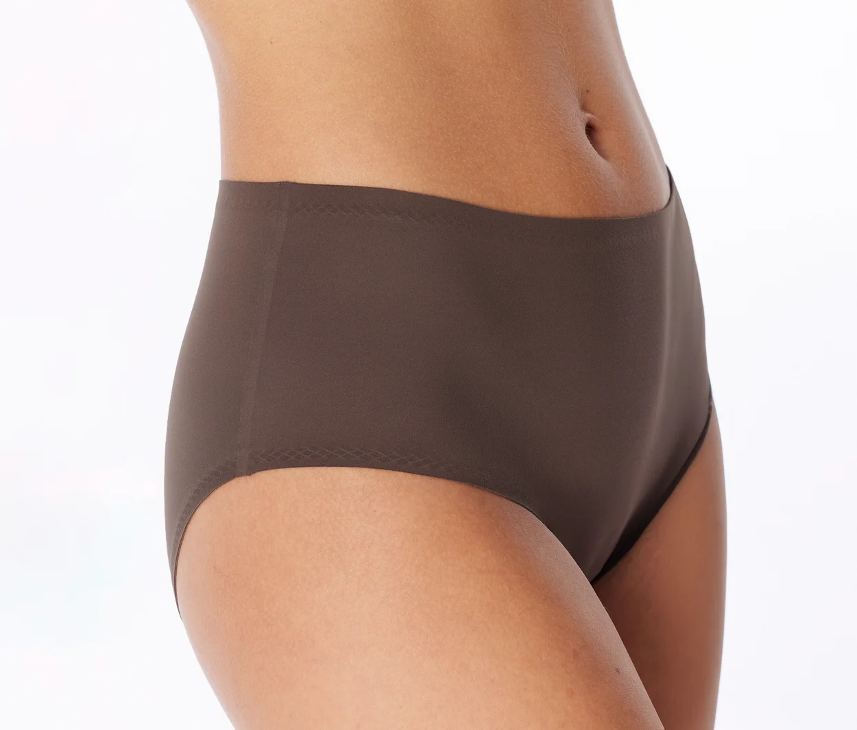 Gros plan sur le milieu du corps d'une personne portant une culotte taille haute lisse marron foncé.