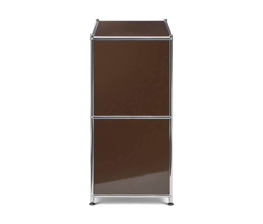 Armoire marron brillante avec un cadre chromé, composée de deux sections superposées et de petits pieds.