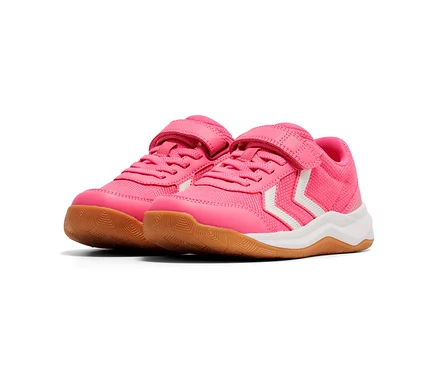 Une paire de chaussures de sport rose vif avec deux scratchs, des logos chevrons blancs sur les côtés, une semelle intermédiaire blanche et une semelle en gomme marron.