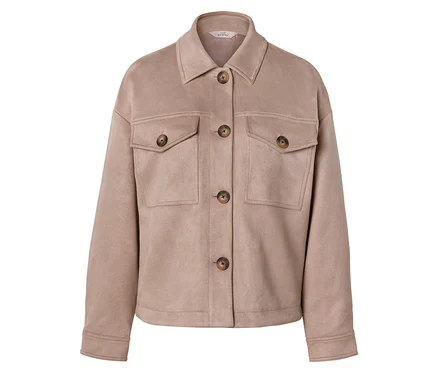 Veste marron clair en faux daim avec col, quatre boutons frontaux marron foncé et deux poches poitrine à rabat avec boutons marron foncé.