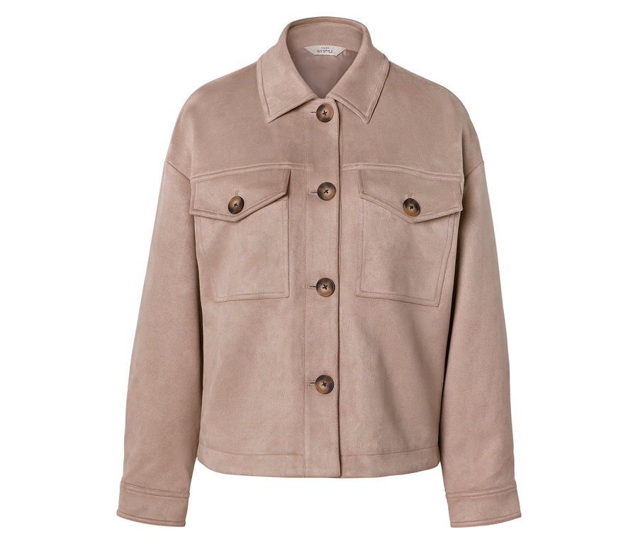 Veste marron clair en faux daim avec col, quatre boutons frontaux marron foncé et deux poches poitrine à rabat avec boutons marron foncé.