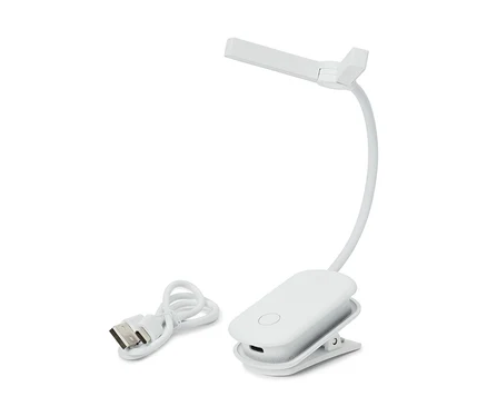 Lampe à pince blanche avec col de cygne flexible et tête rectangulaire, à côté d'un câble de chargement USB enroulé.