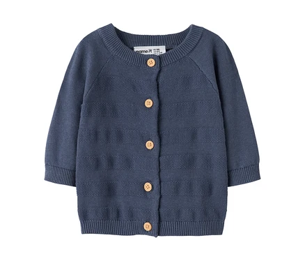 Cardigan bébé en tricot bleu avec manches longues, col rond et cinq boutons en bois marron clair. Il présente des motifs tricotés texturés et lisses alternés.