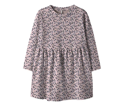 Robe rose clair à manches longues, col rond et taille froncée, ornée d'un motif de petites étoiles et cœurs bleu foncé, bleu clair et gris.