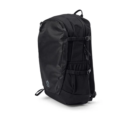 Un sac à dos noir posé sur une surface blanche.
