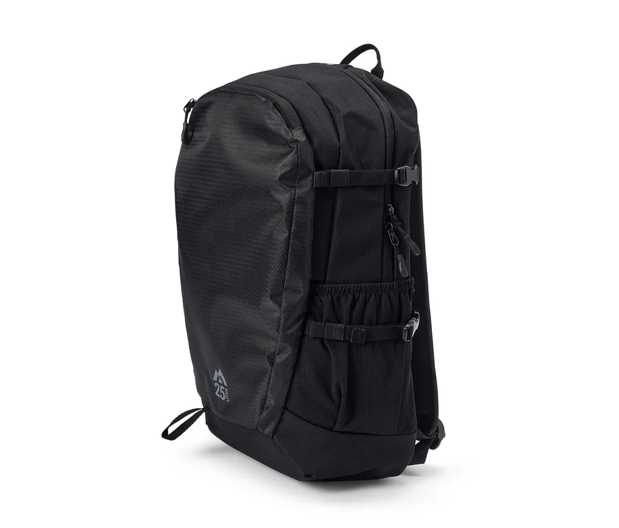 Un sac à dos noir posé sur une surface blanche.