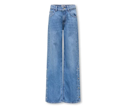 Jean bleu à jambes larges en denim bleu clair avec des boutons argentés le long des coutures extérieures.