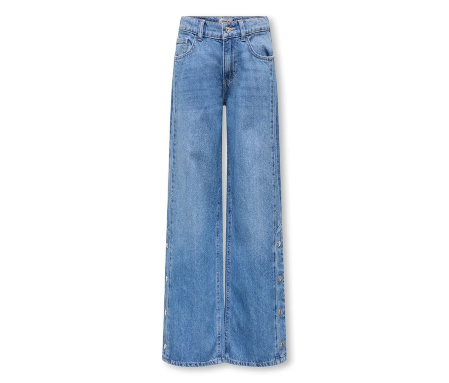 Jean bleu à jambes larges en denim bleu clair avec des boutons argentés le long des coutures extérieures.