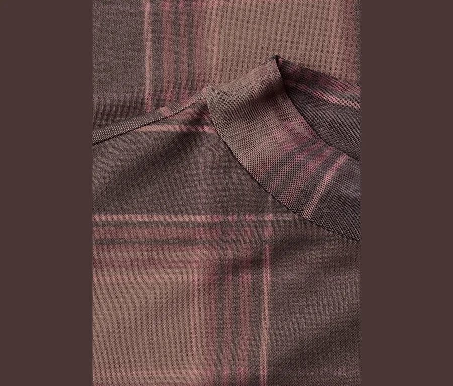T-shirt en maille Street One à motif écossais marron et rose, avec couture visible.