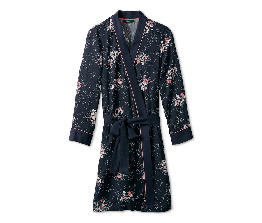 Robe de chambre bleu marine à motif floral avec bordure rose.