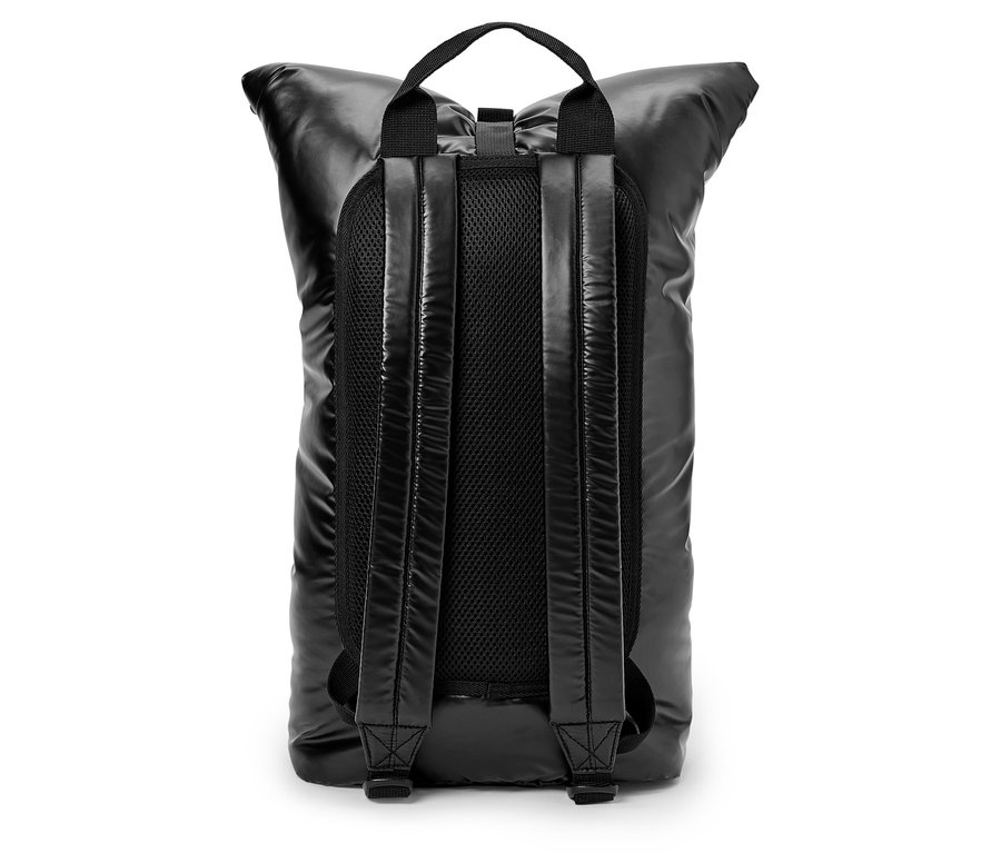 Sac à dos noir avec une surface brillante, vu de dos.