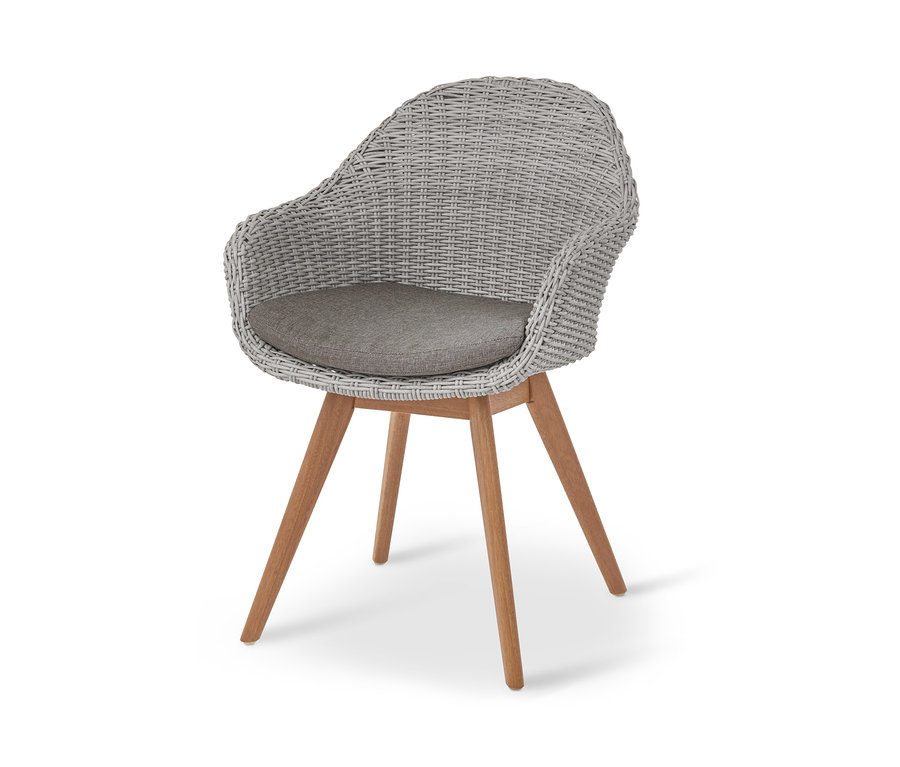Chaise de jardin grise à coque avec tressage en polyrotin et pieds en eucalyptus.