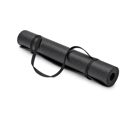 Un tapis de yoga et de fitness noir enroulé avec des sangles.