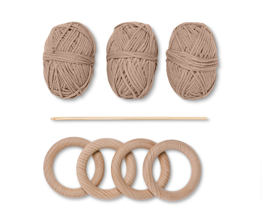 Kit crochet DIY « ronds de serviette » : Trois pelotes de fil marron, un crochet et quatre anneaux en bois.
