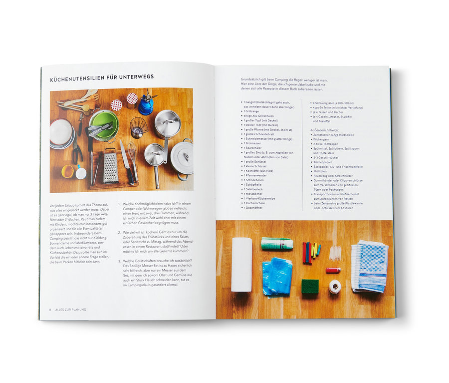 Des ustensiles de cuisine de camping sont étalés sur une table, avec le livre « Campingküche ».