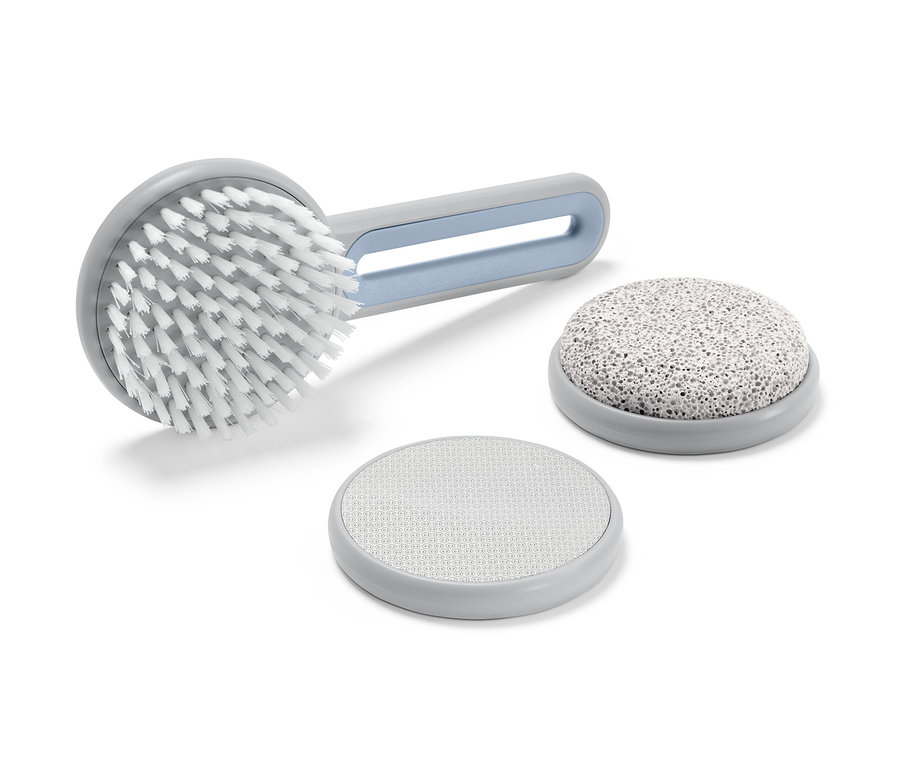 Un ensemble pédicure comprenant une brosse, une pierre ponce et une lime à pied.