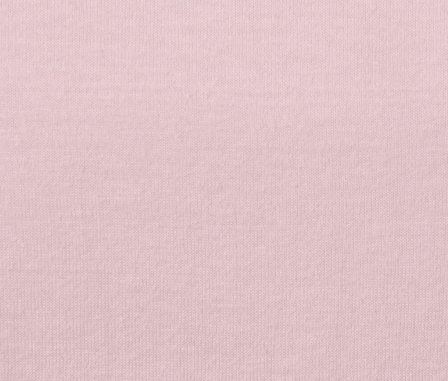 Gros plan sur la texture d'une parka de pluie rose.