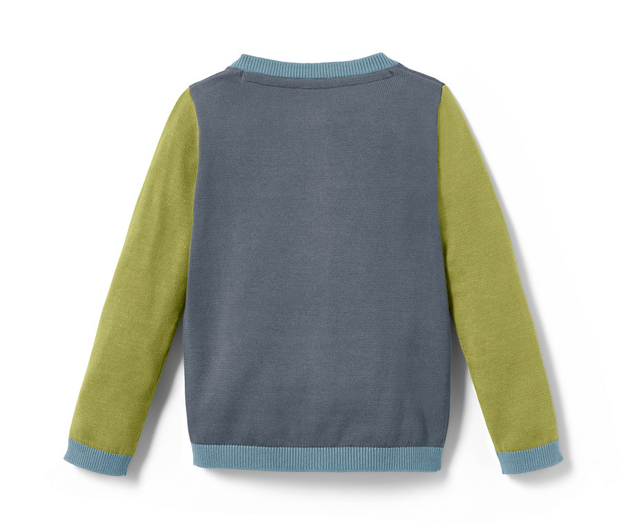 Détail d'une veste en tricot pour bébé avec un corps gris, des manches vertes et des bordures bleues.