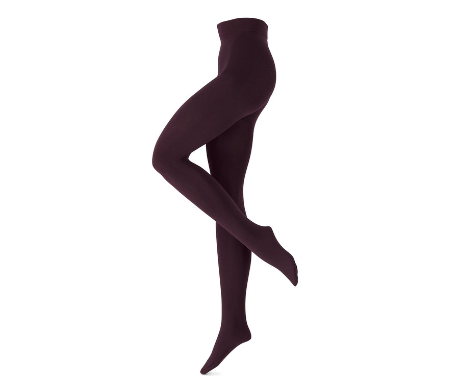 Jambes portant des collants thermiques.