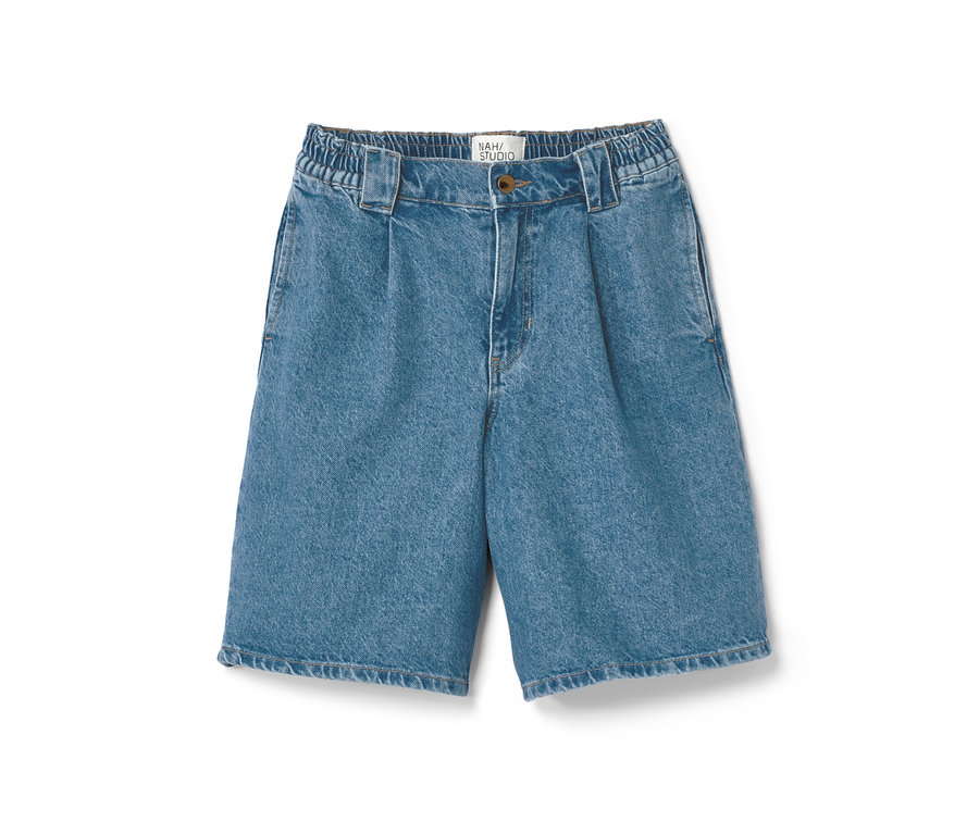 Bermuda NAH/STUDIO en coton recyclé sur fond blanc.