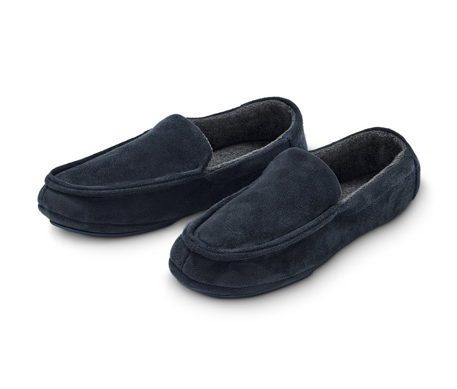 Deux chaussons bleus.