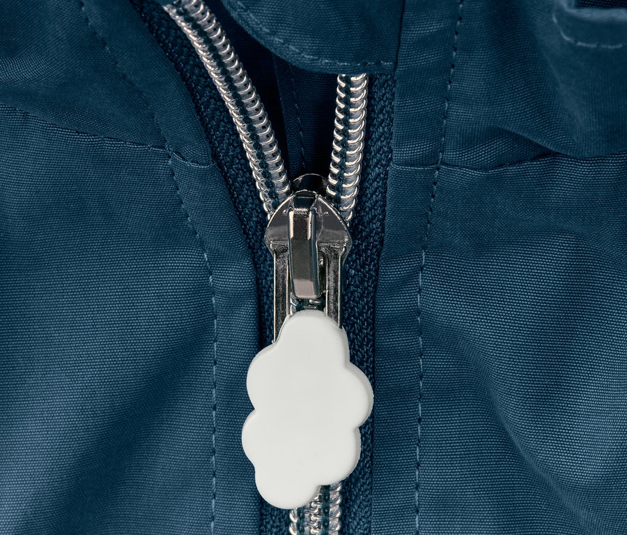 Gros plan sur une parka bleue avec une fermeture éclair argentée et un curseur en forme de nuage blanc.